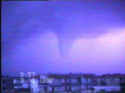 Lampi si stagliano dietro il <font style='color:red; background:yellow;'>Tornado</font> a Varcaturo