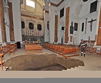 Tre voragini si aprono nel centro di Napoli